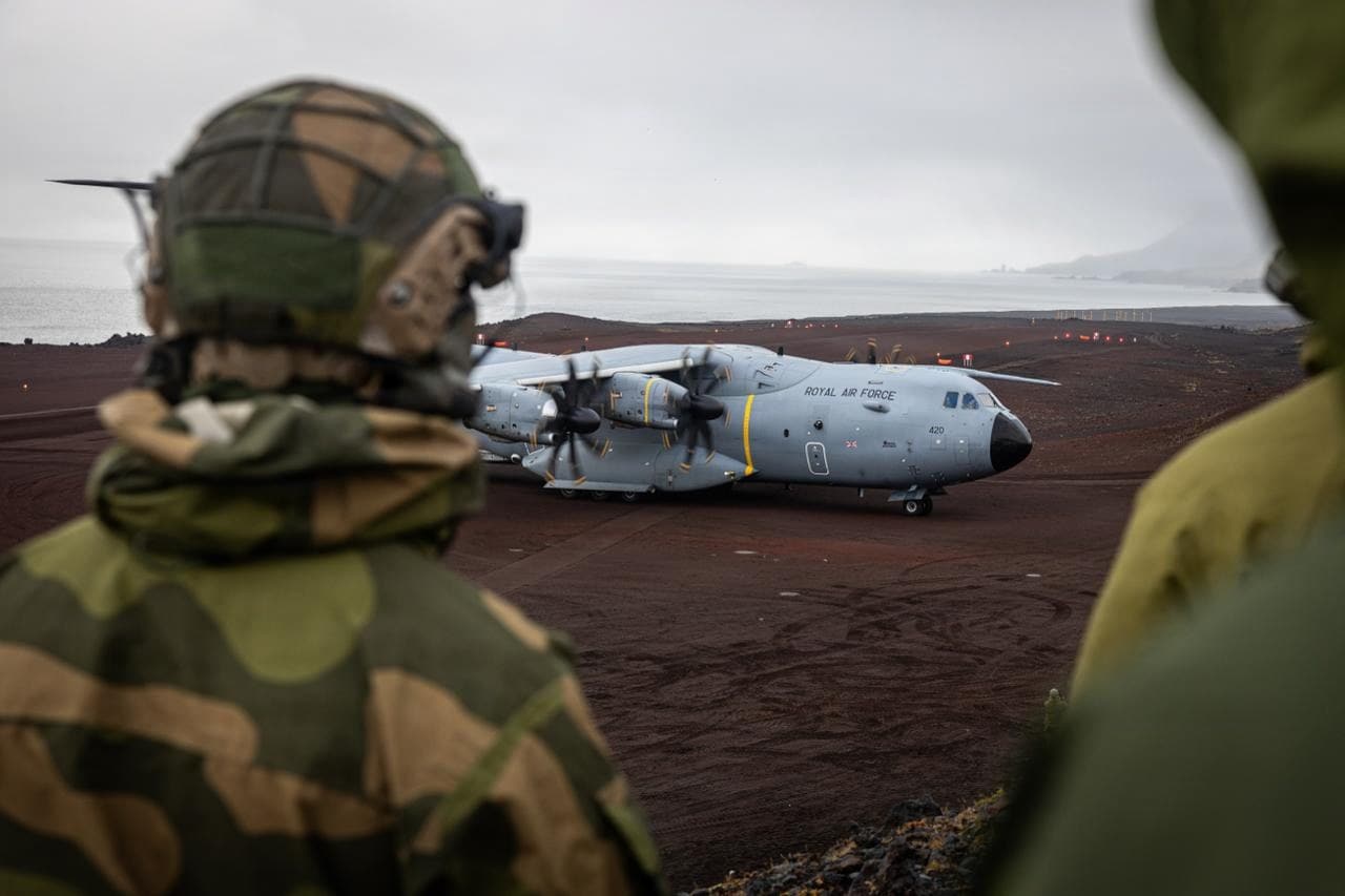 A400M della Royal Air Force sull’isola norvegese di Jan Mayen durante un’esercitazione, agosto 2026. Repertorio.