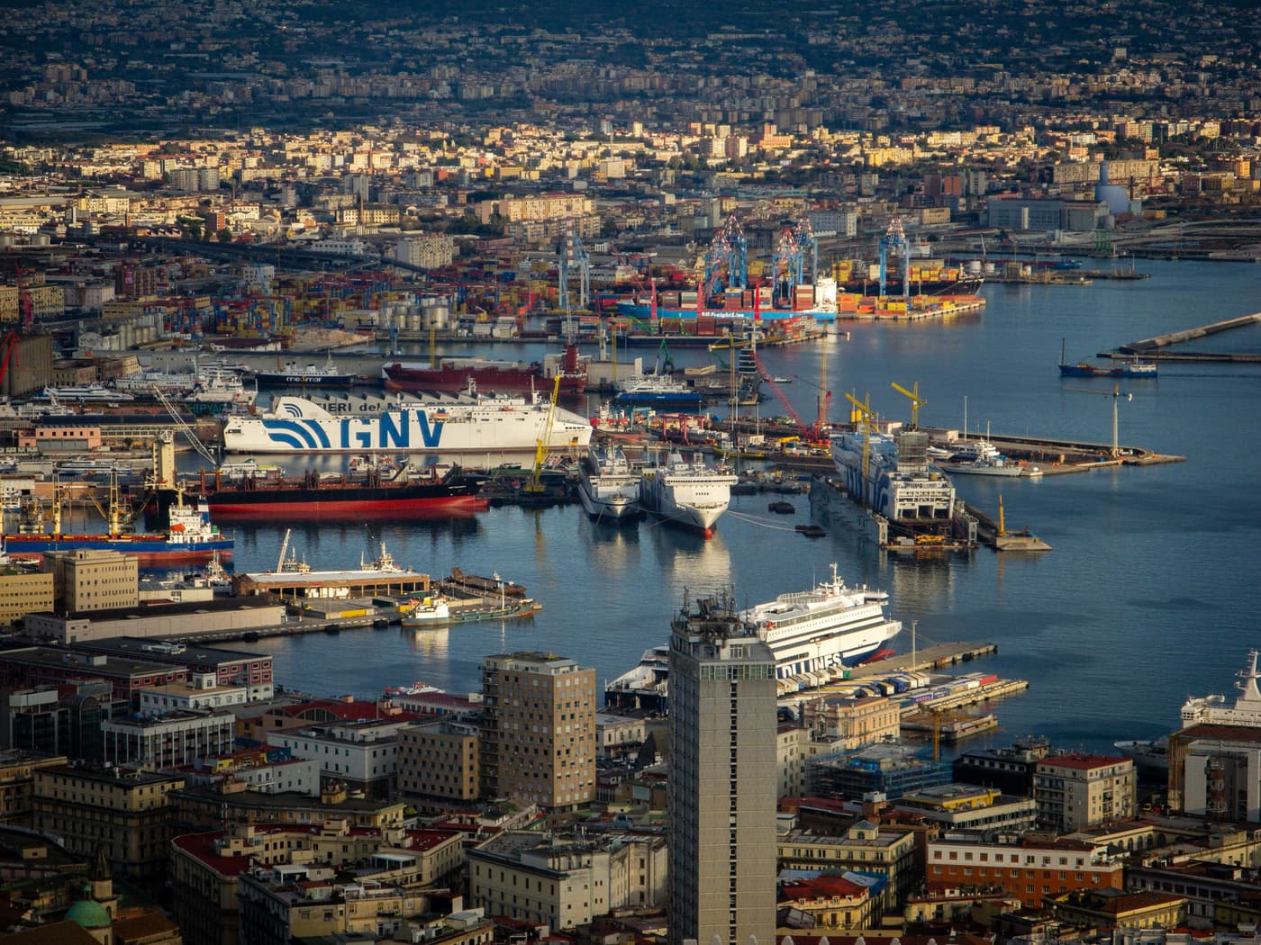 Porto di Napoli, 1 febbraio 2026. Immagine di repertorio del sistema portuale italiano.