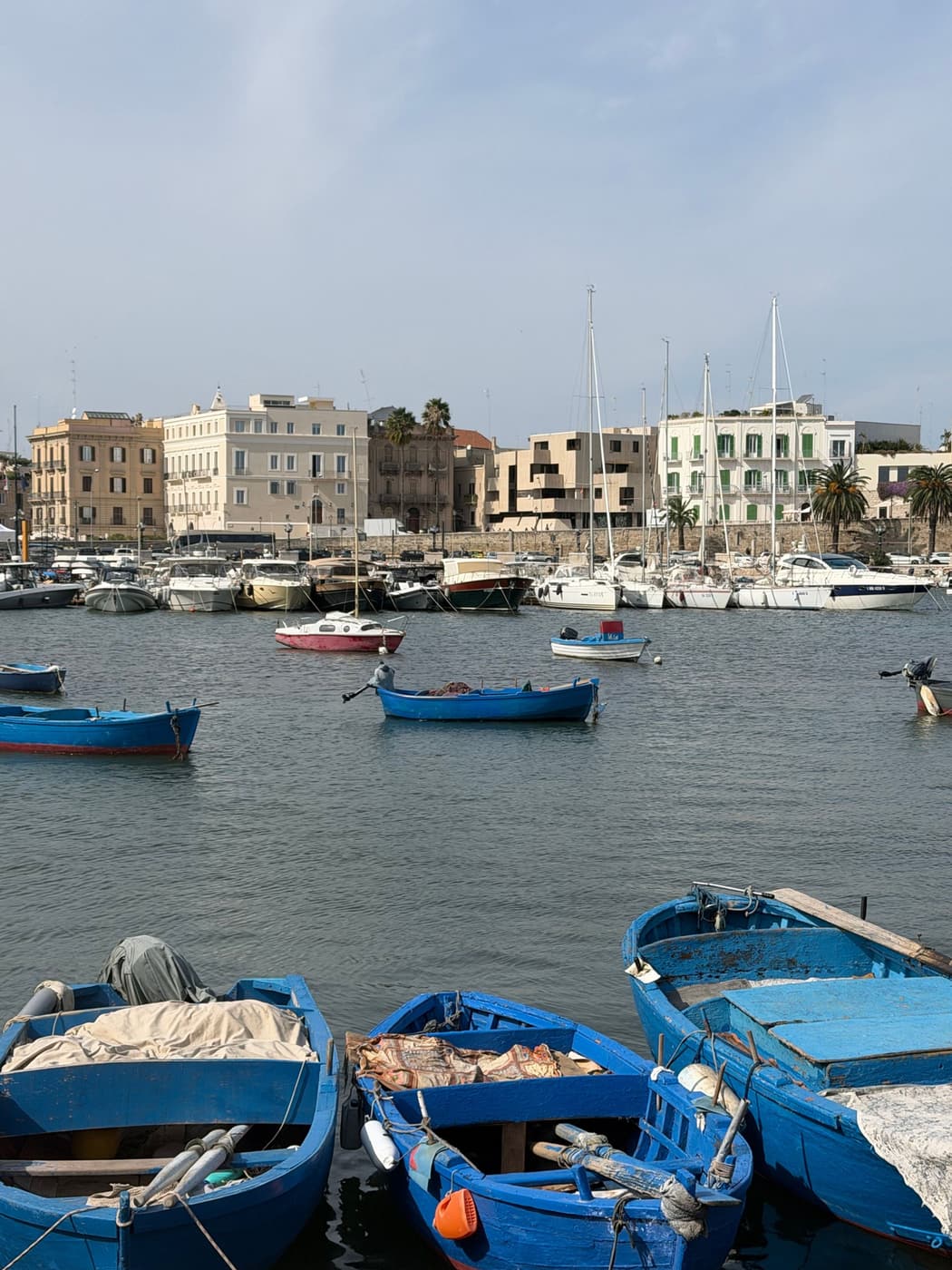 Barche nel porto di Bari, 6 ottobre 2026. Immagine di repertorio del settore; non ritrae la riunione del Consiglio UE.