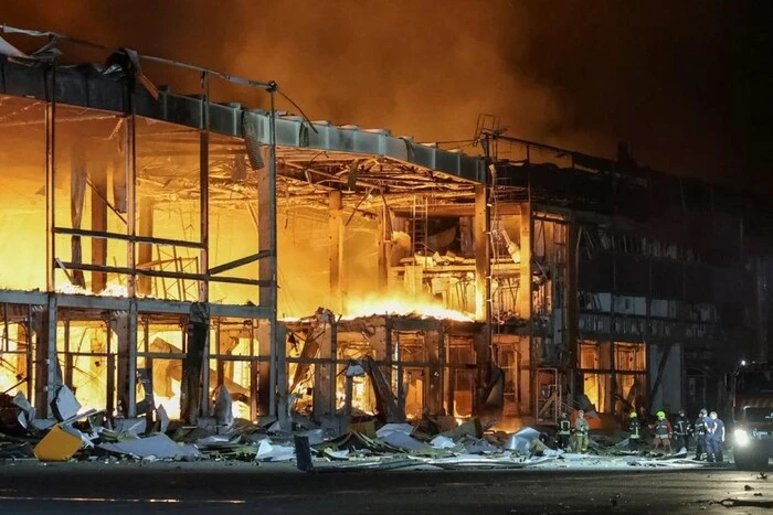 Incendio in un impianto industriale ucraino dopo un attacco, immagine di repertorio del 2026.