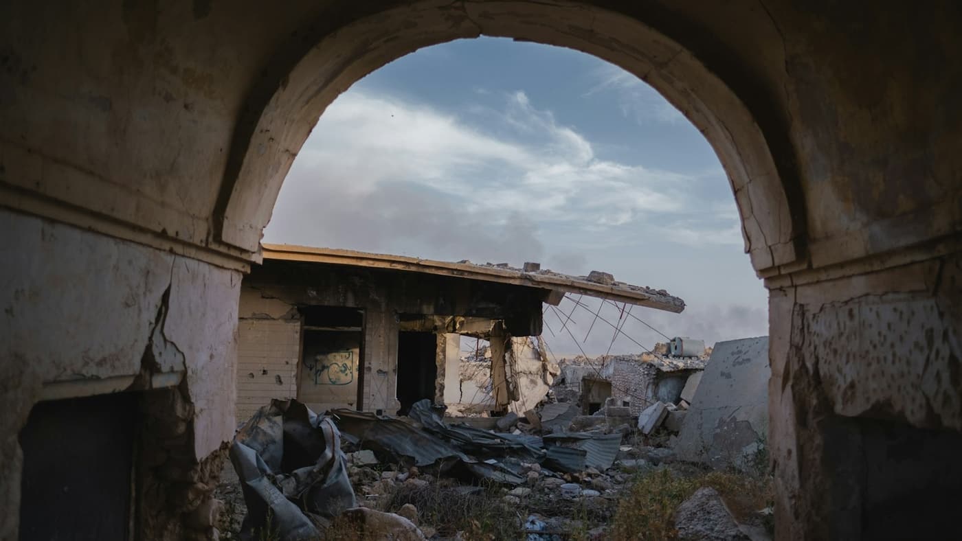 Edificio danneggiato a Sinjar dopo la guerra contro lo Stato islamico. Repertorio: fotografia pubblicata nel marzo 2022, data di scatto non documentata.