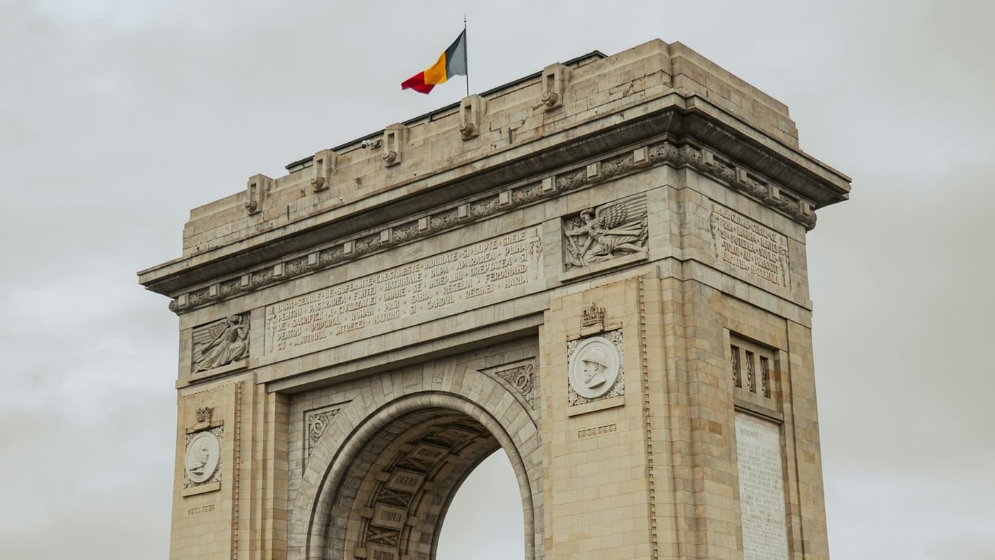 Arco di Trionfo a Bucarest. Repertorio: fotografia pubblicata nel febbraio 2026; non ritrae l’incendio di Brașov.