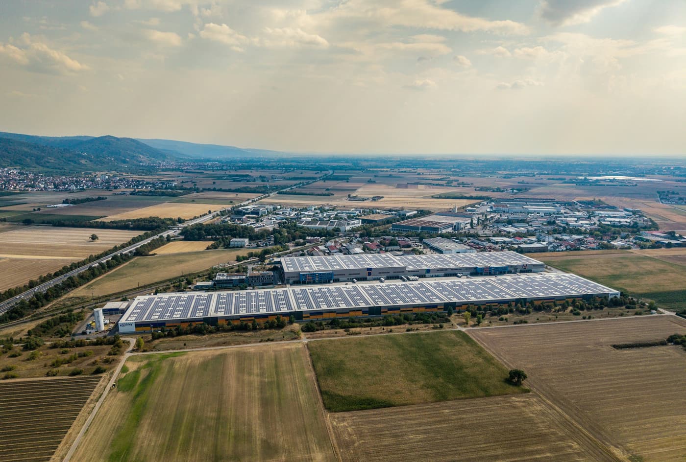 Pannelli fotovoltaici su un edificio industriale (repertorio).