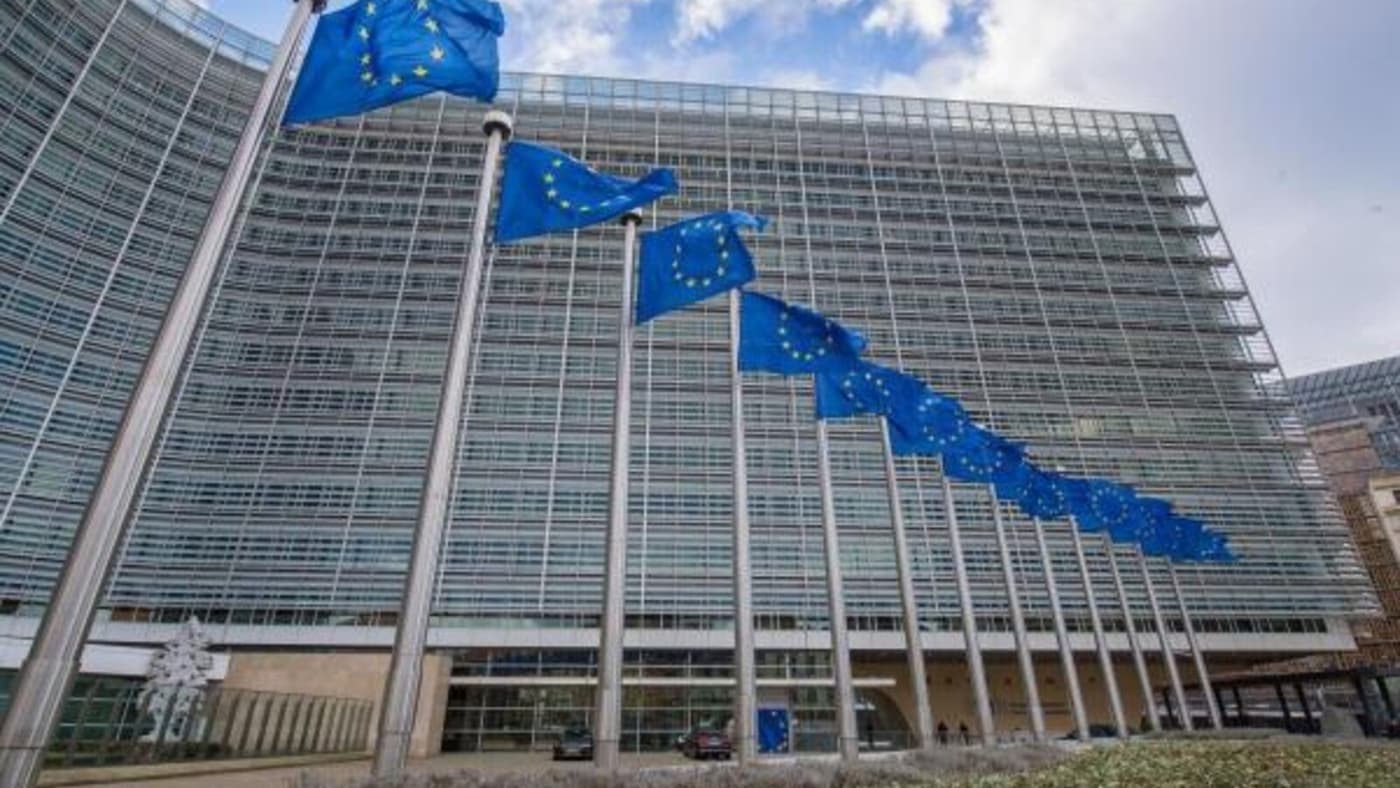 Bandiere dell'Unione europea davanti alla sede della Commissione a Bruxelles. Repertorio.