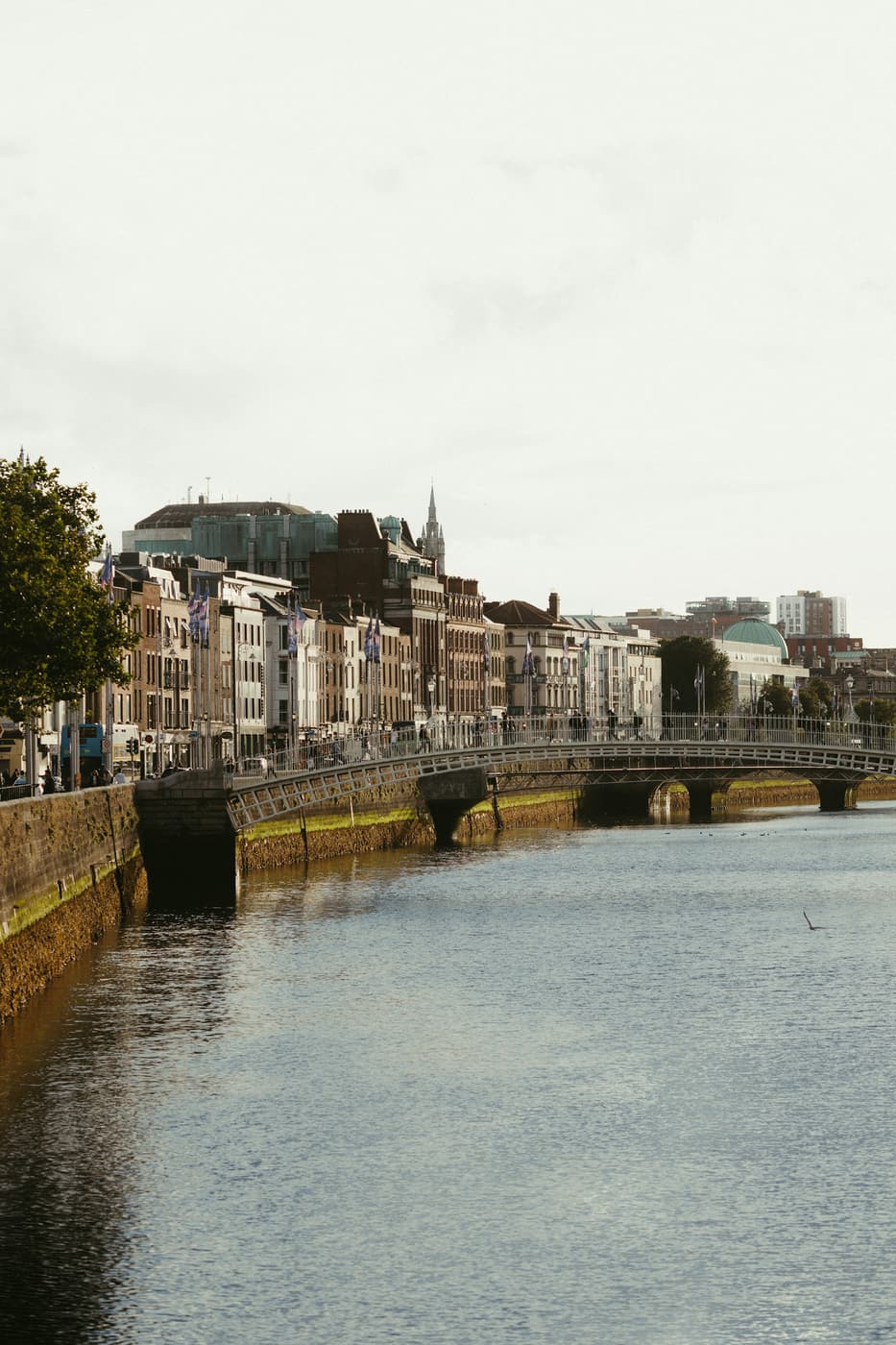 Il fiume Liffey e Ha’penny Bridge a Dublino. Repertorio, non degli incontri al summit.