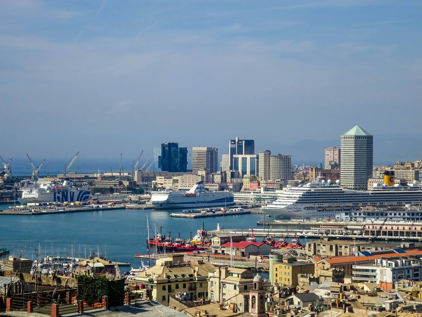 Porto di Genova con terminal traghetti e torre Matitone. Immagine di repertorio.