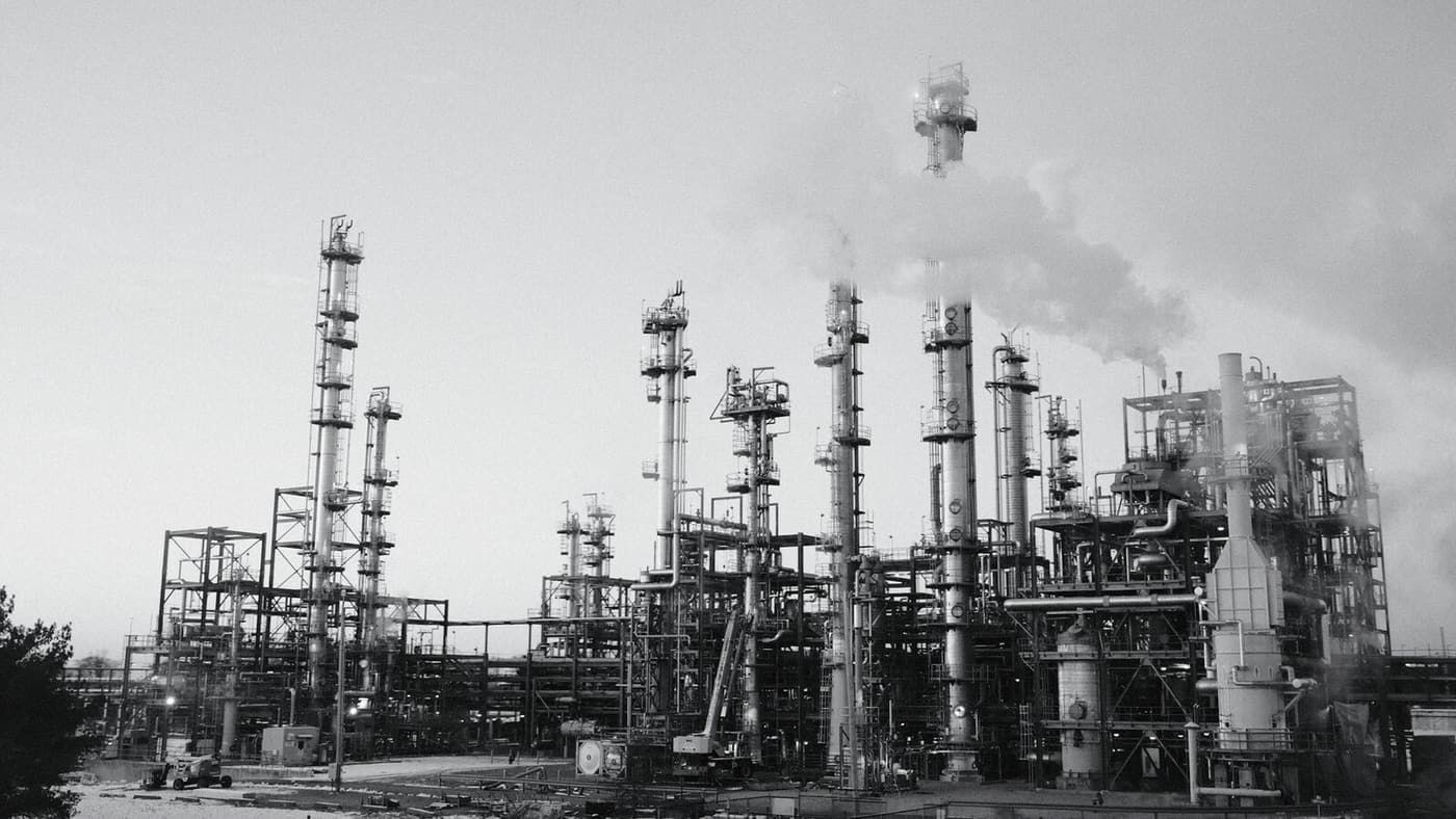 Impianto di raffinazione. Fotografia industriale di repertorio, non di una raffineria russa specifica.