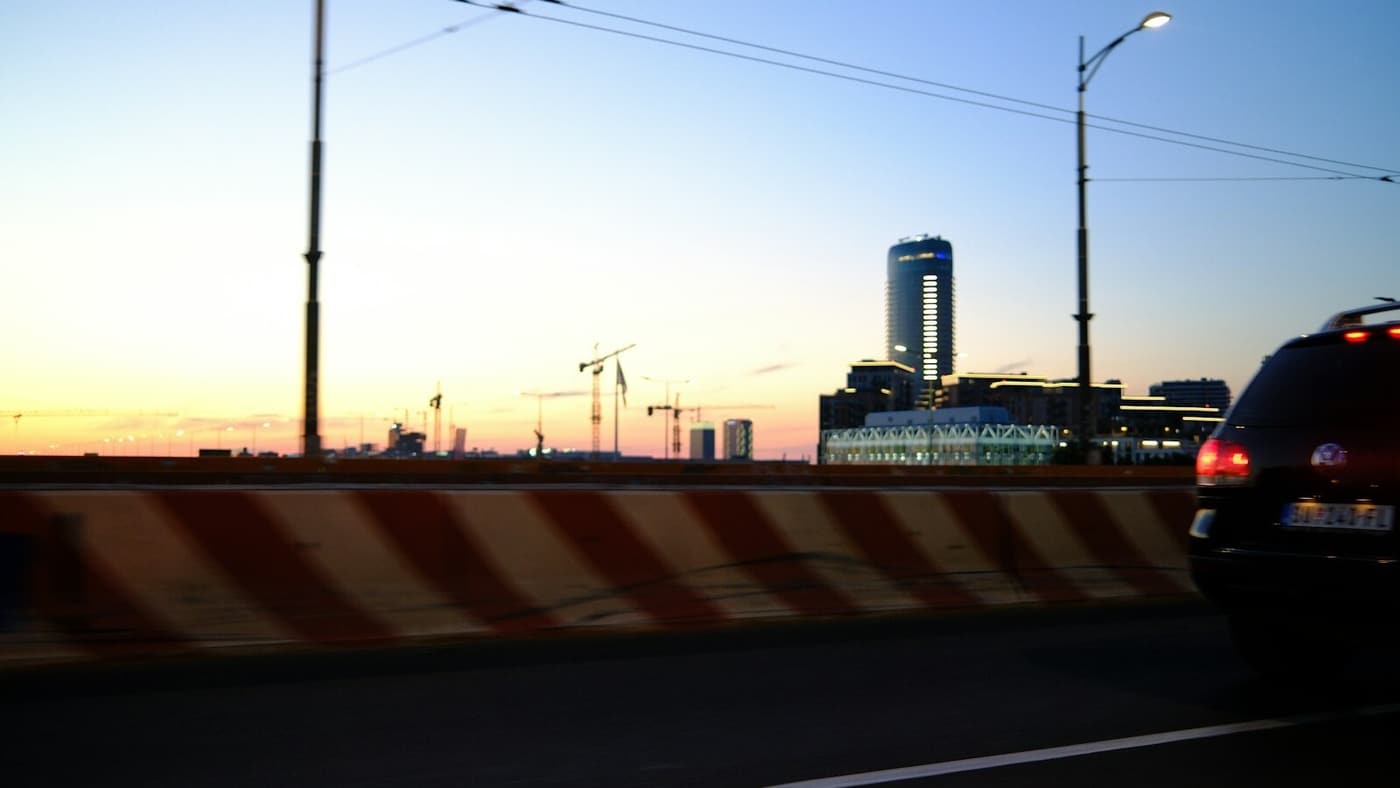 Belgrado al crepuscolo. Repertorio urbano, non del luogo dell’attacco.