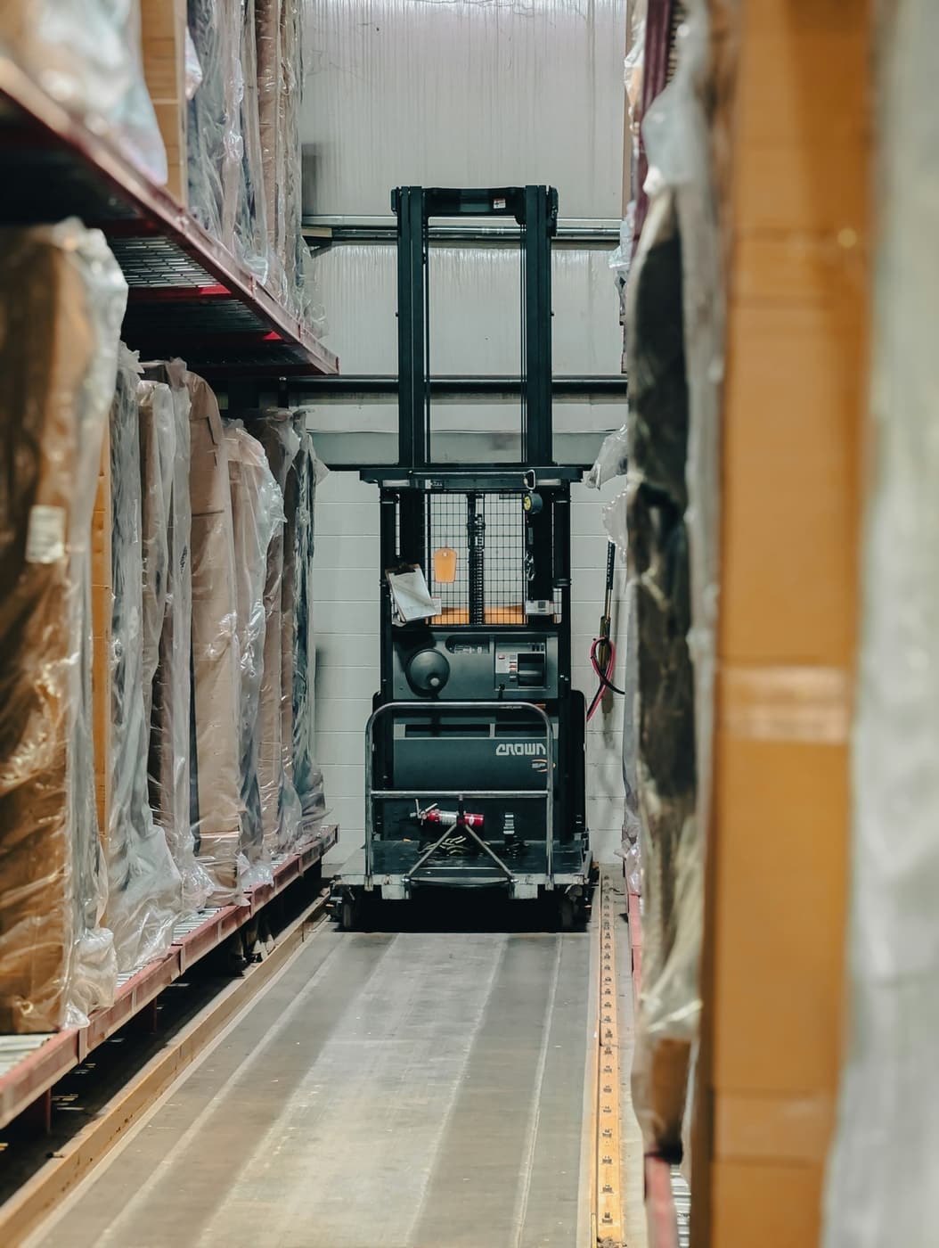 Corsia di un magazzino logistico. Repertorio, fotografia pubblicata il 25 luglio 2024; non raffigura un impianto Temu.