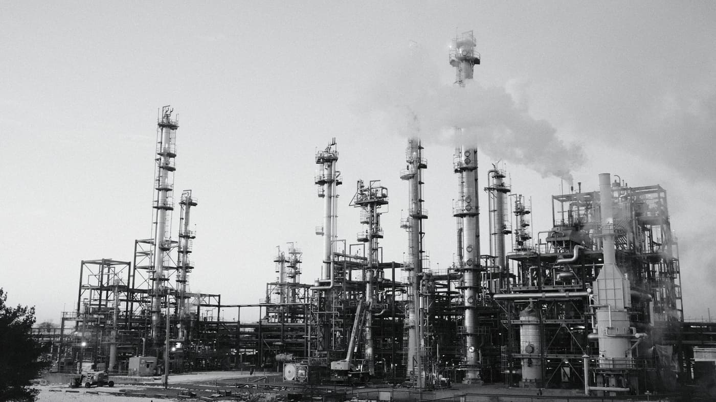 Impianto di raffinazione. Repertorio industriale, fotografia pubblicata il 16 gennaio 2026; non del tavolo di Bruxelles.