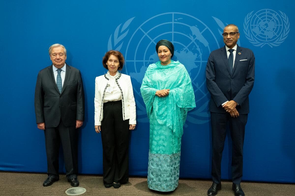 Dirigenti delle Nazioni Unite davanti all’emblema dell’ONU. Fotografia istituzionale di repertorio.