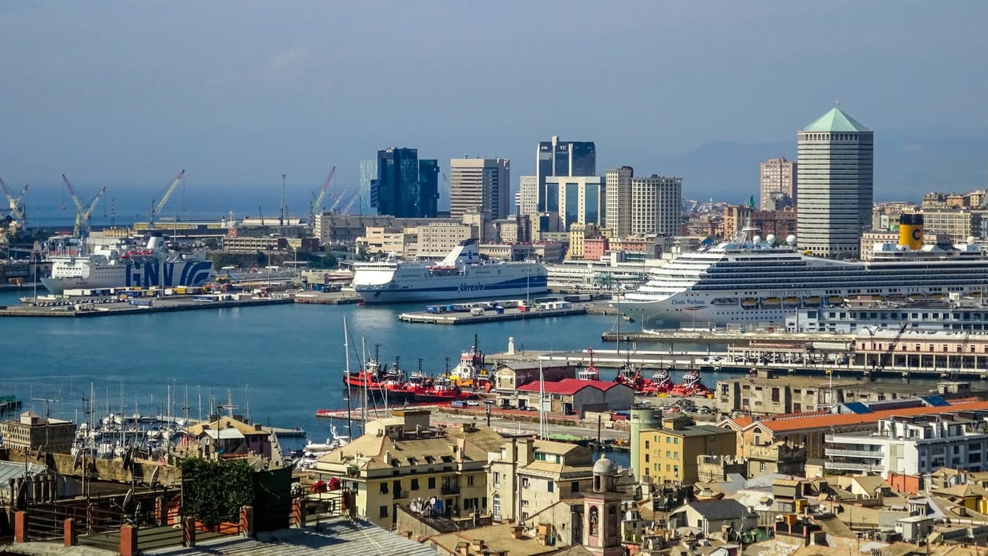 Veduta del porto di Genova con terminal passeggeri e navi, fotografia di repertorio.