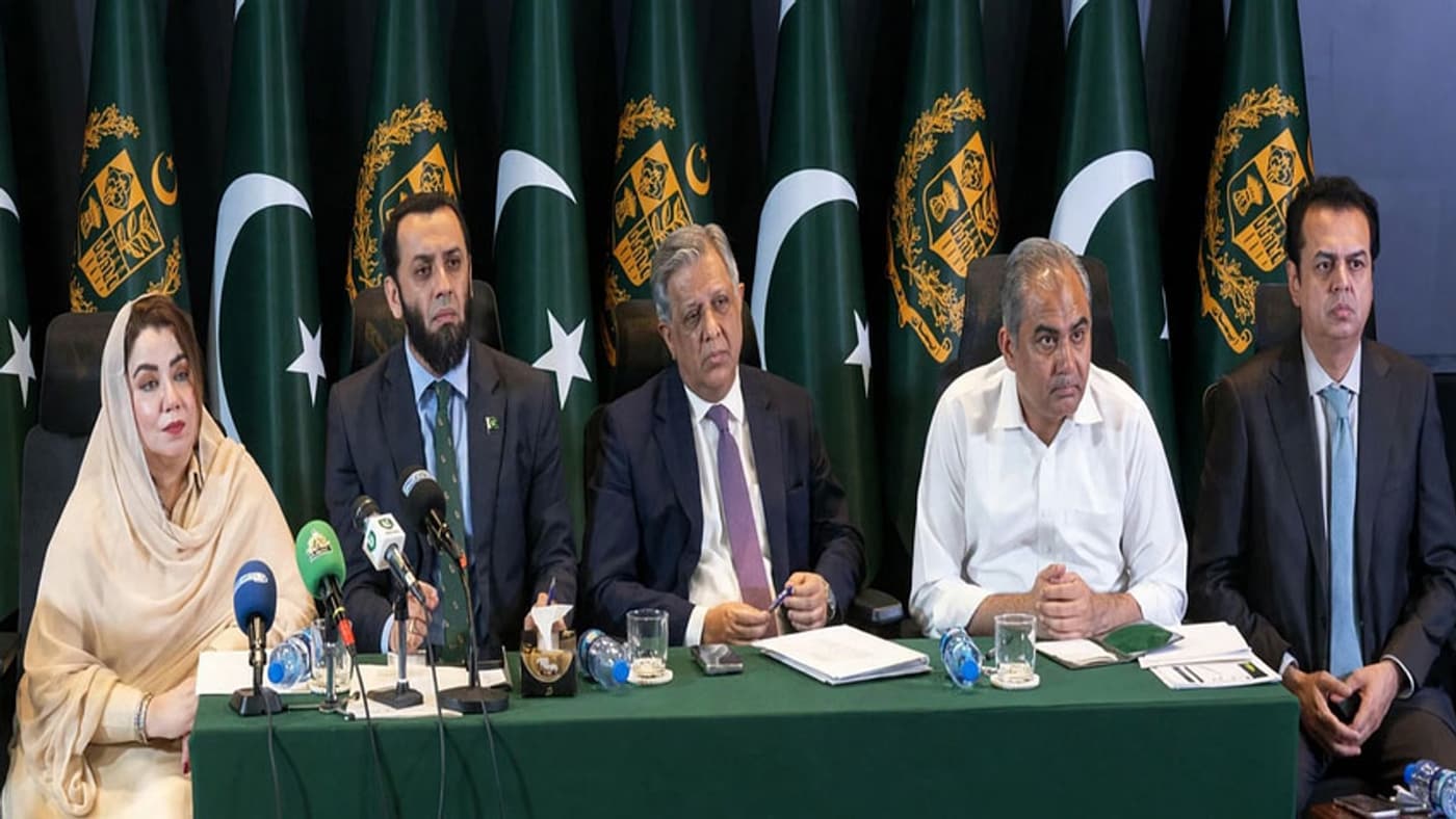 Conferenza stampa del governo pakistano davanti a bandiere nazionali, fotografia di repertorio.