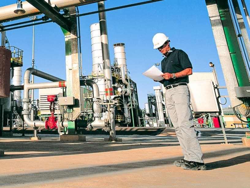 Un tecnico presso gli impianti del gas di Mellitah in Libia. Immagine di repertorio.