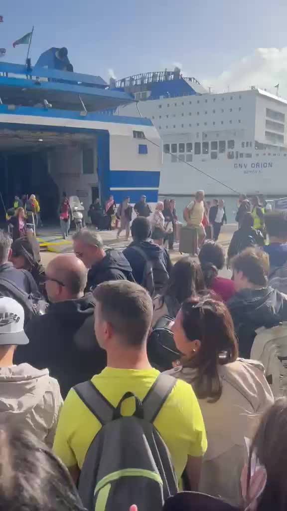 Passeggeri in attesa a Calata Porta di Massa, nel porto di Napoli, nel video del 22 ottobre 2026.