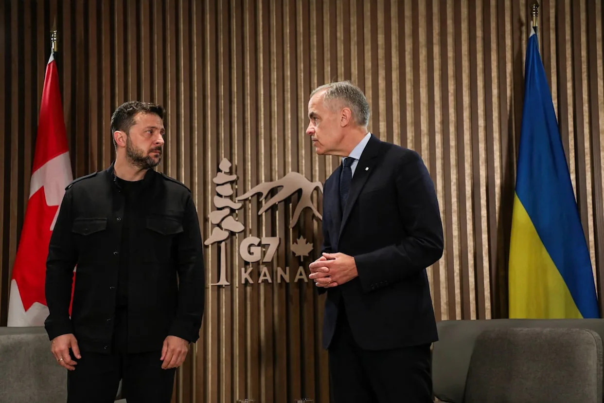 Volodymyr Zelenskyy e Mark Carney durante un incontro in Canada