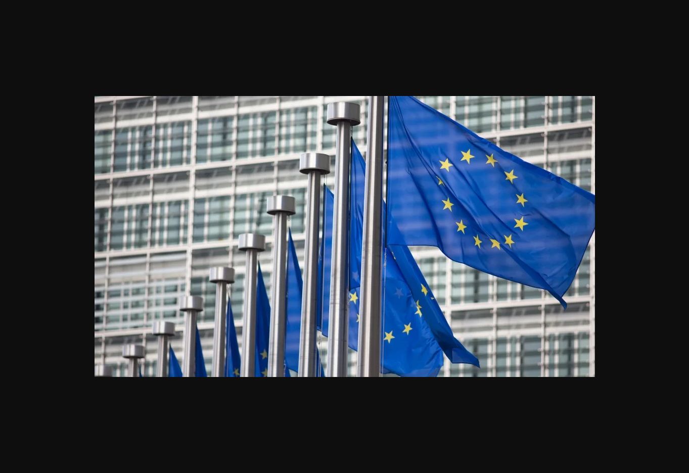 Bandiere europee davanti alla sede della Commissione a Bruxelles