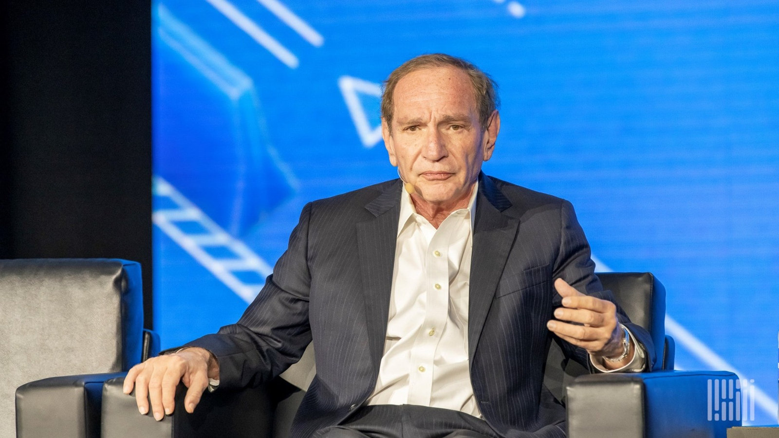 George Friedman seduto durante un intervento pubblico, in una fotografia di repertorio