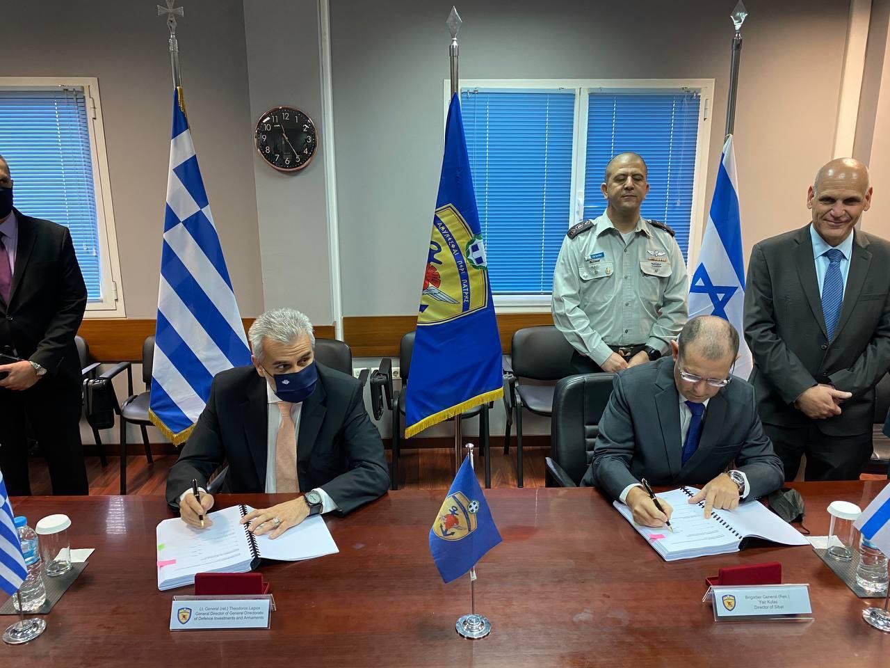 Rappresentanti greci e israeliani durante la firma di un accordo militare