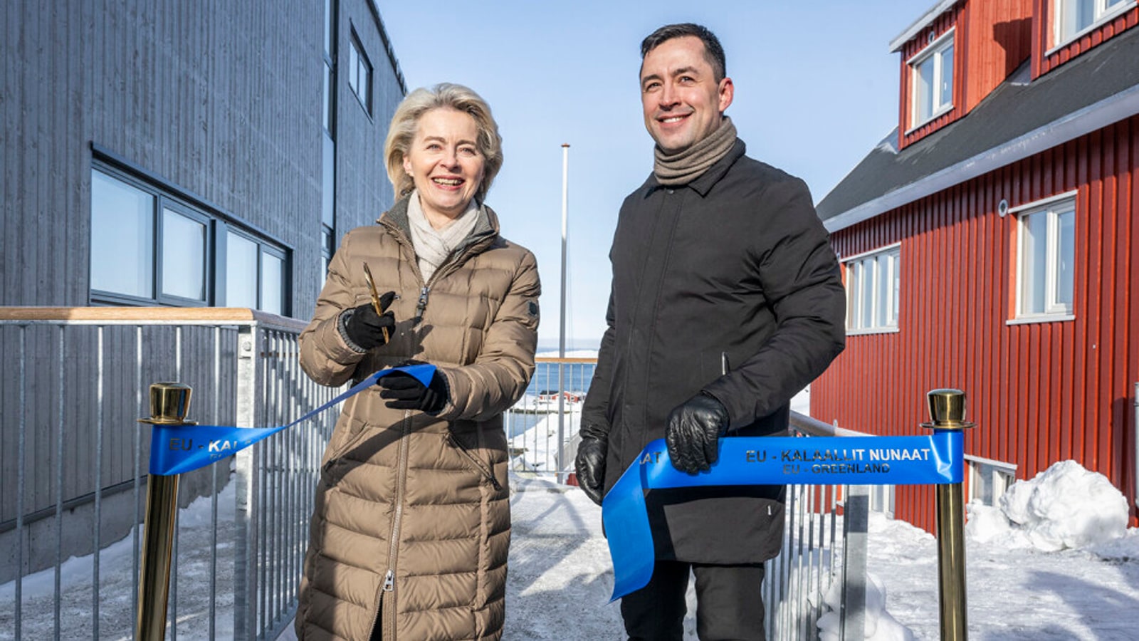 Ursula von der Leyen e rappresentanti groenlandesi durante un incontro a Nuuk