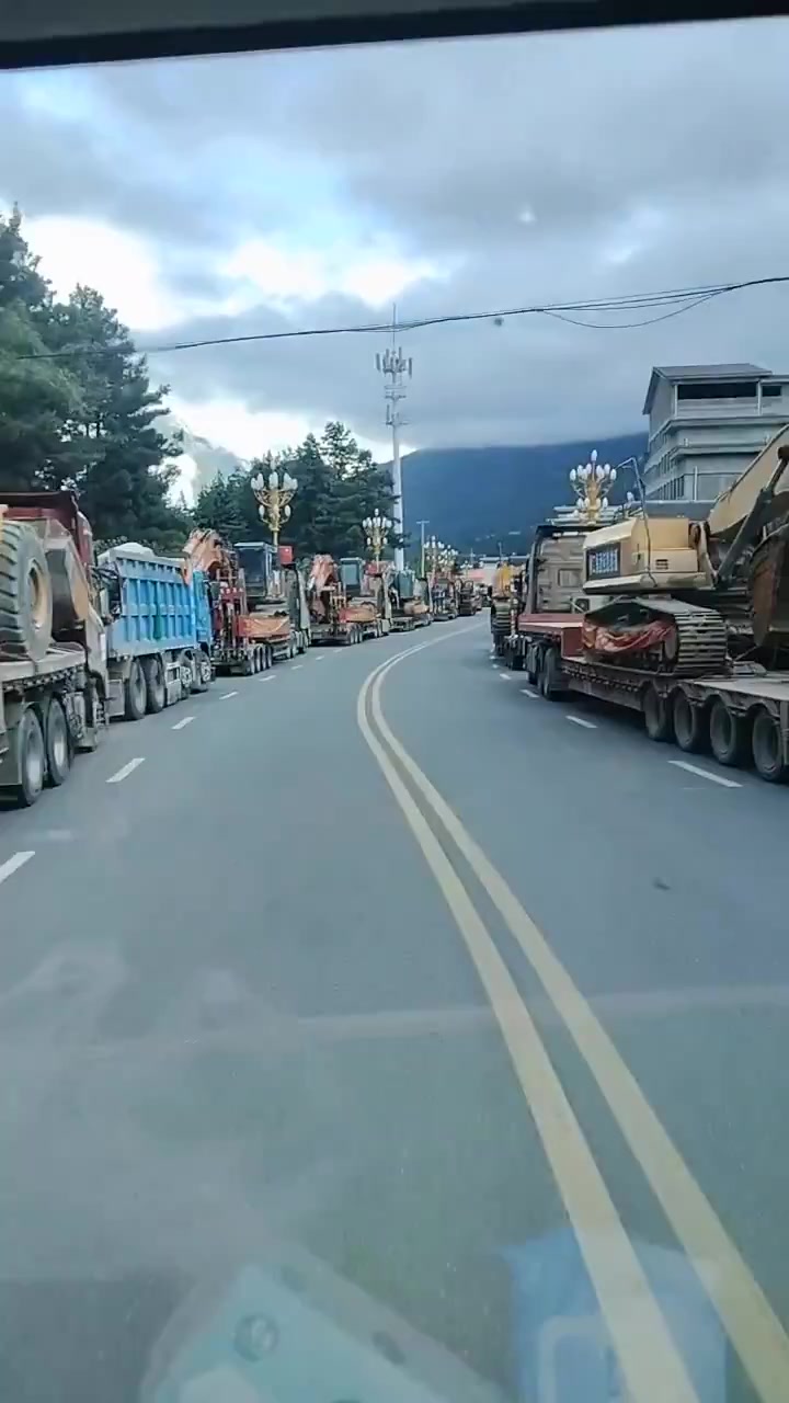 Convoglio di escavatori e mezzi pesanti diretto verso Gyirong
