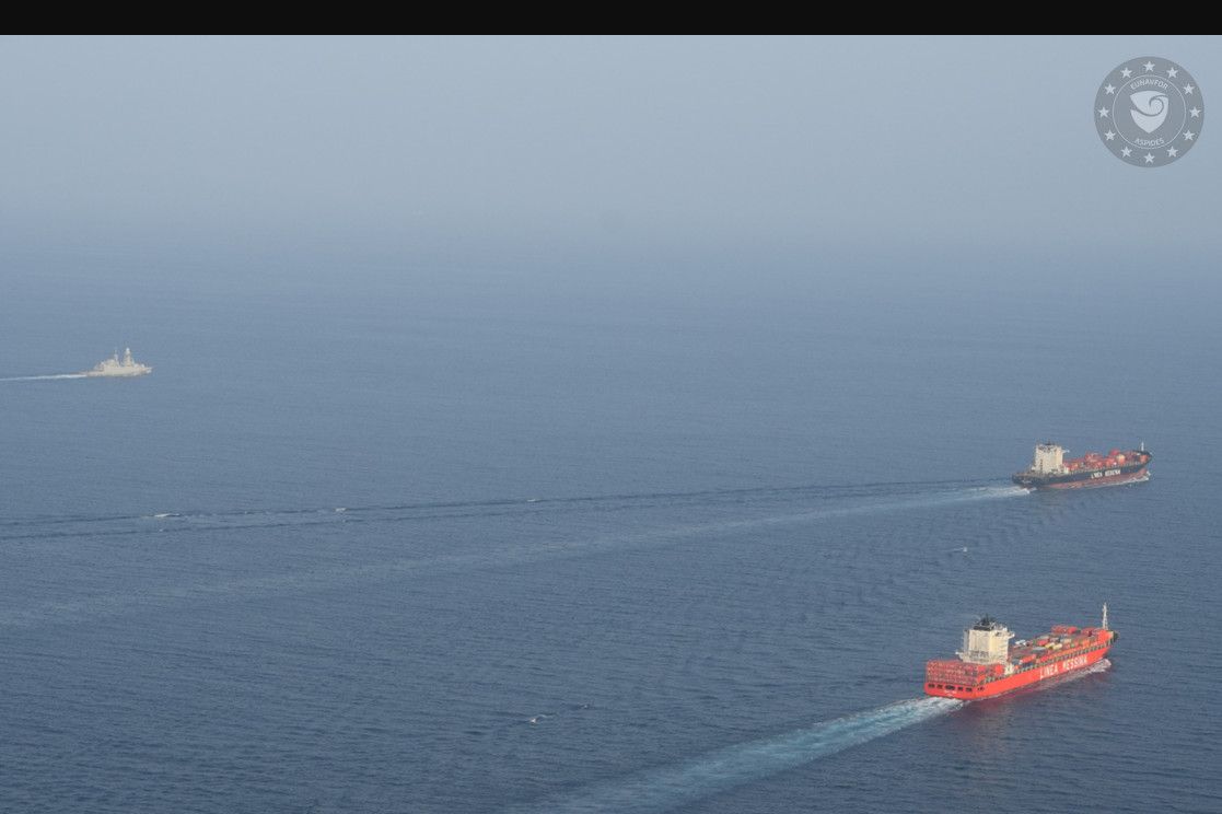 Nave mercantile in transito nelle acque sorvegliate dalla missione europea Aspides