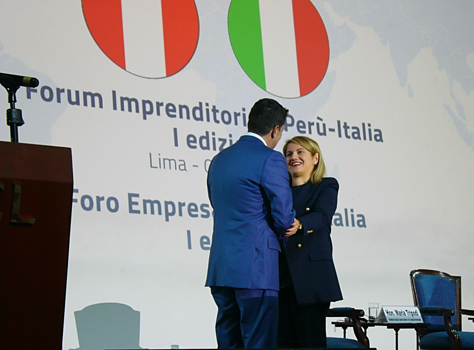 Maria Tripodi saluta un interlocutore sul palco del Business Forum Italia-Perù a Lima.