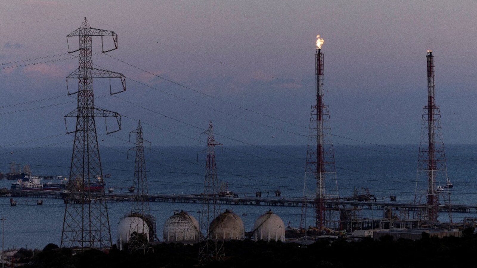 Impianto energetico italiano con torcia e linee elettriche