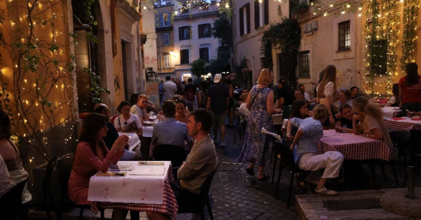 Ristoranti affollati nel quartiere Trastevere a Roma