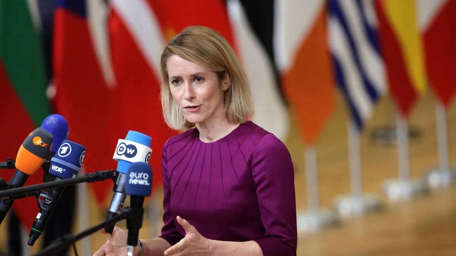 Kaja Kallas parla alla stampa durante una riunione europea