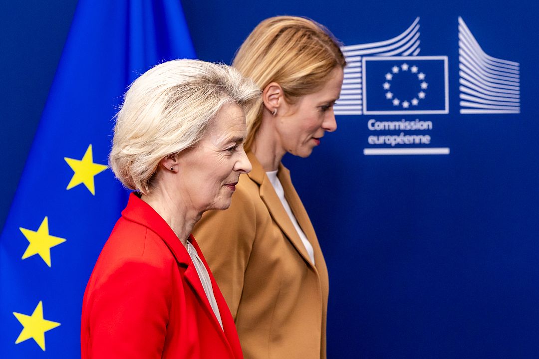 Kaja Kallas e Ursula von der Leyen davanti alle bandiere dell’Unione Europea