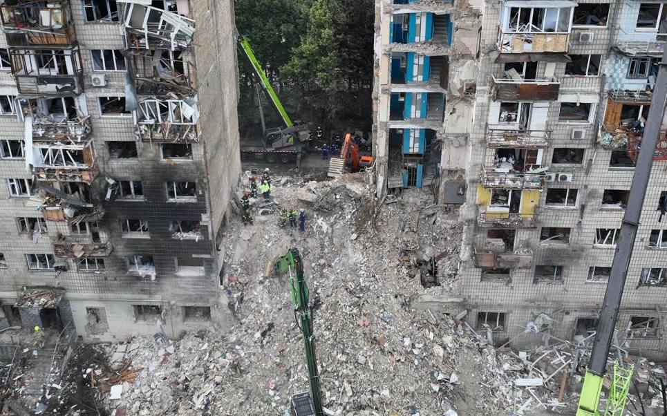 Edificio colpito a Kiev dopo un attacco russo nel 2025