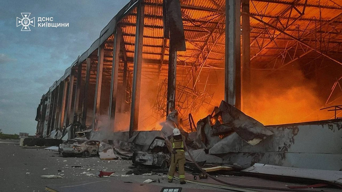 Vigili del fuoco combattono un incendio in un centro logistico nella regione di Kiev