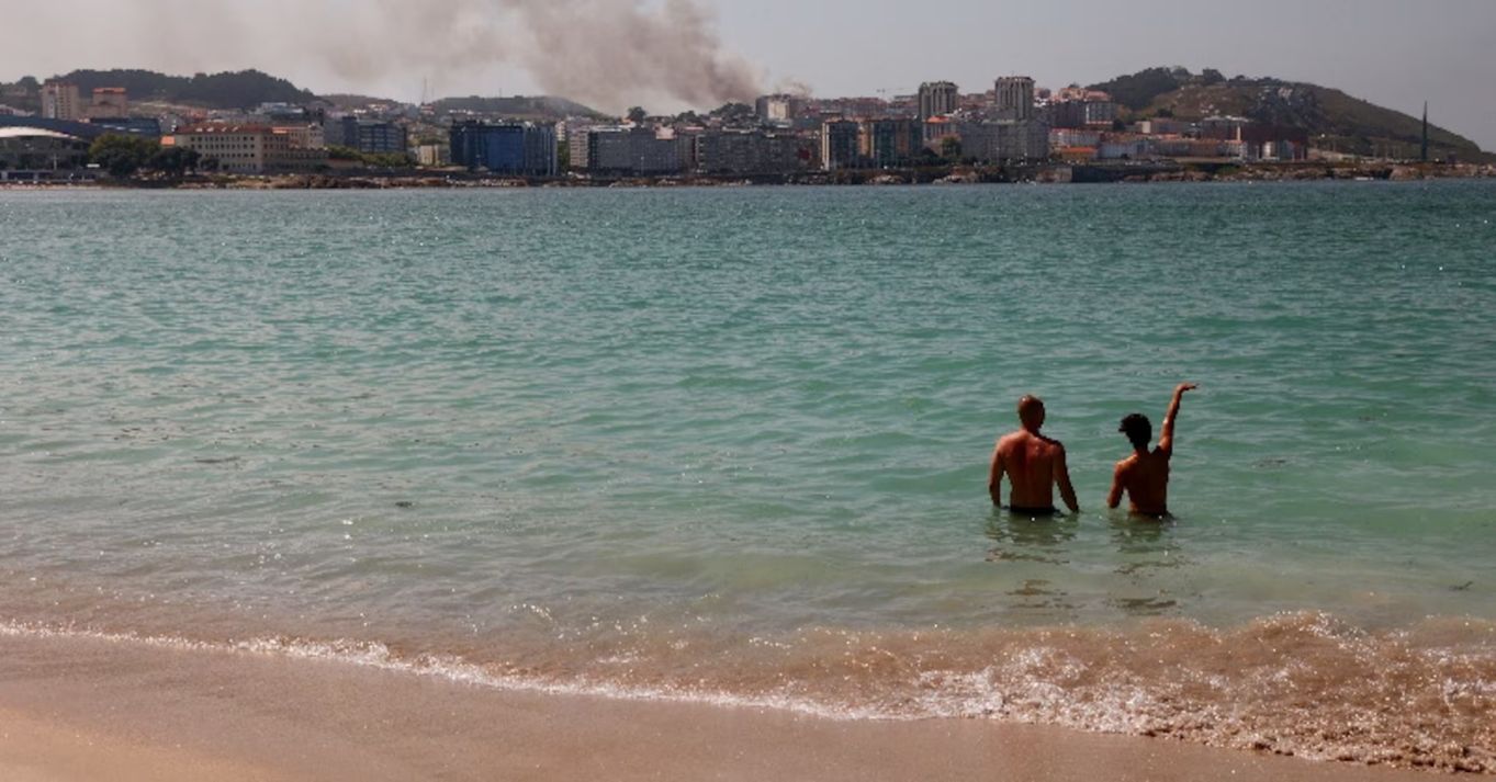 Bagnanti nelle acque spagnole durante un’estate segnata dal caldo estremo