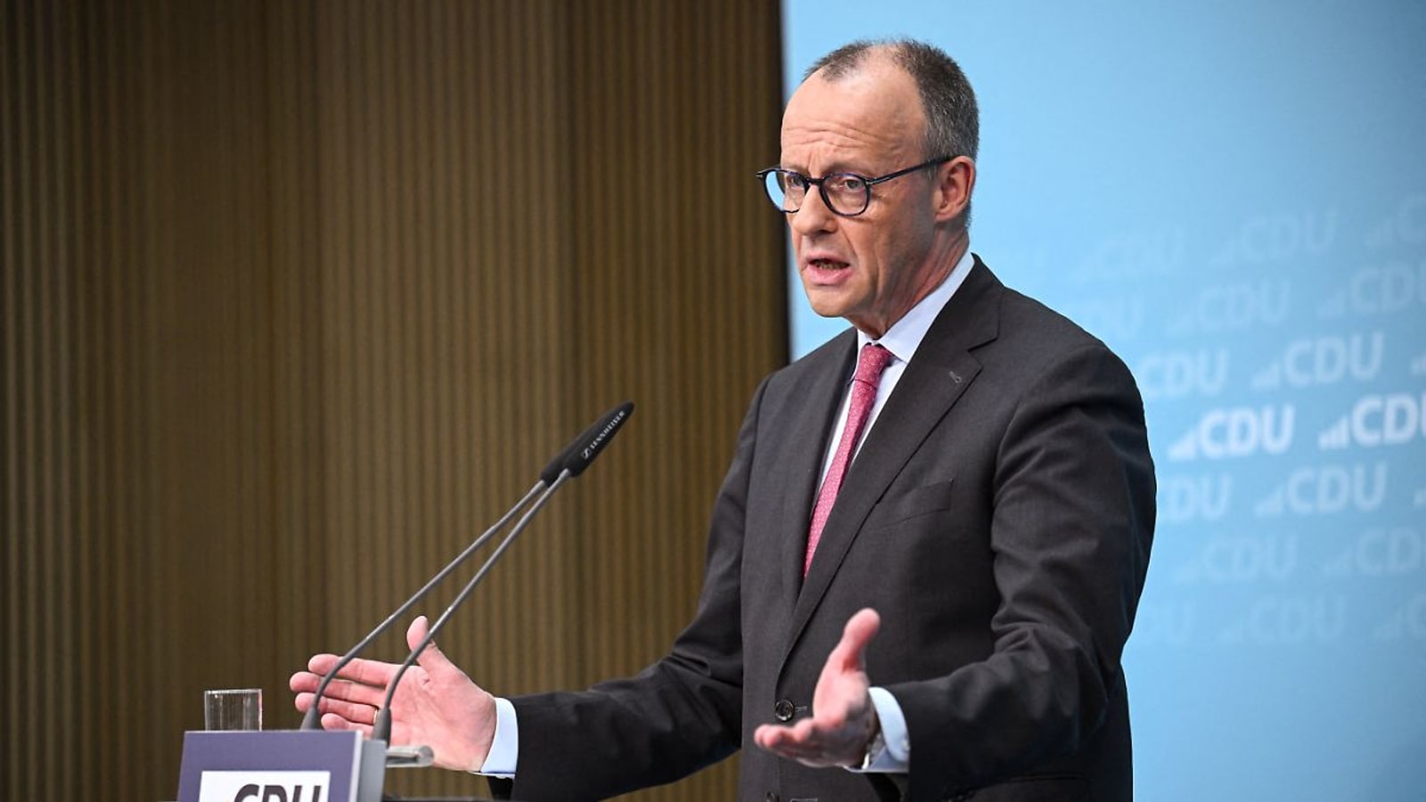 Friedrich Merz durante una conferenza stampa della CDU