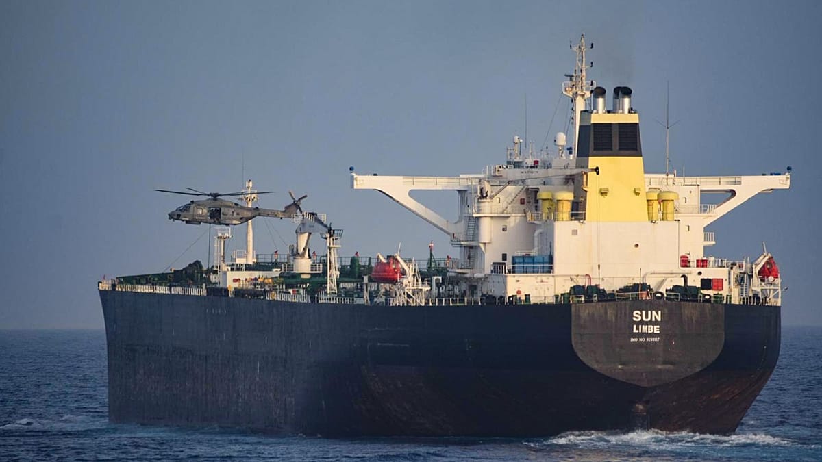 Una squadra dell’Operazione Irini durante il controllo della petroliera MV Sun