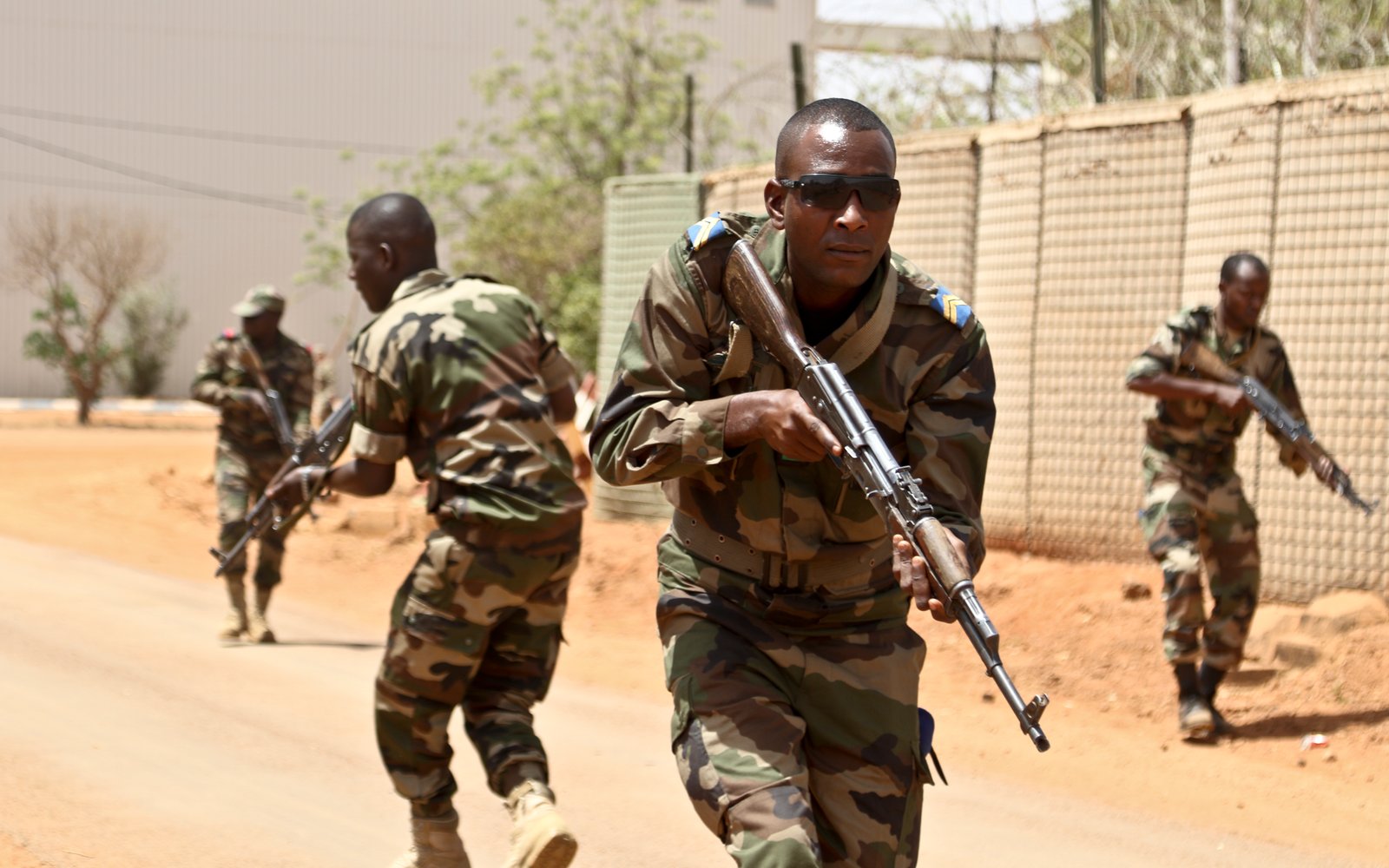 Militari africani come immagine di richiamo per la crisi in Niger