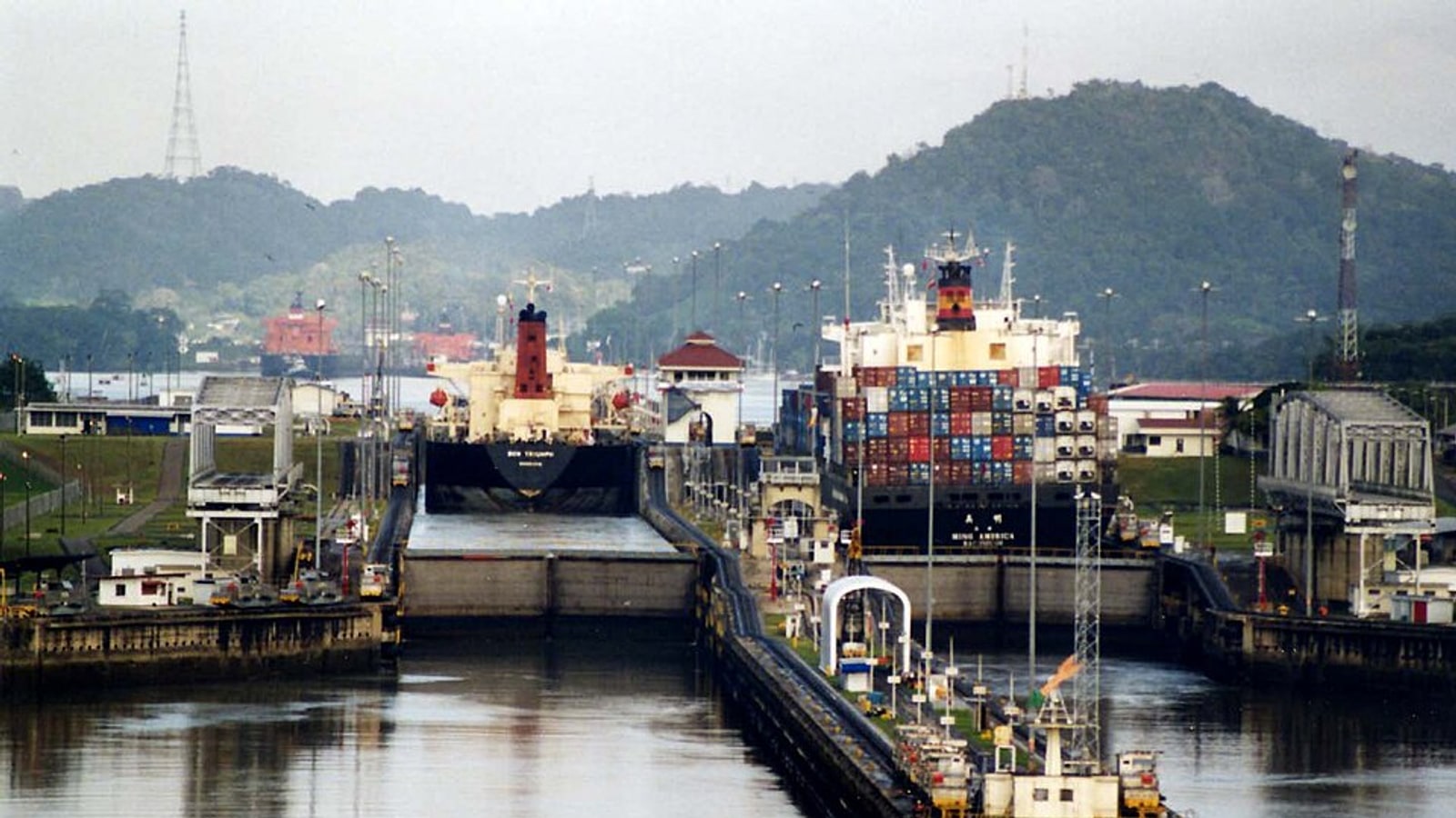 Navi mercantili nelle chiuse del Canale di Panama