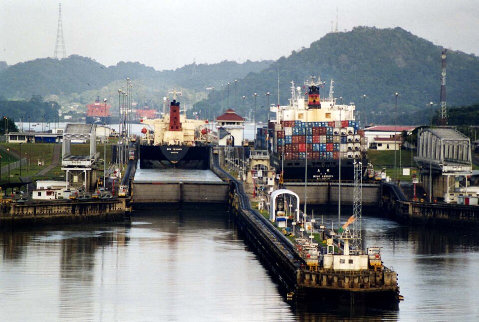 Nave nelle chiuse del Canale di Panama