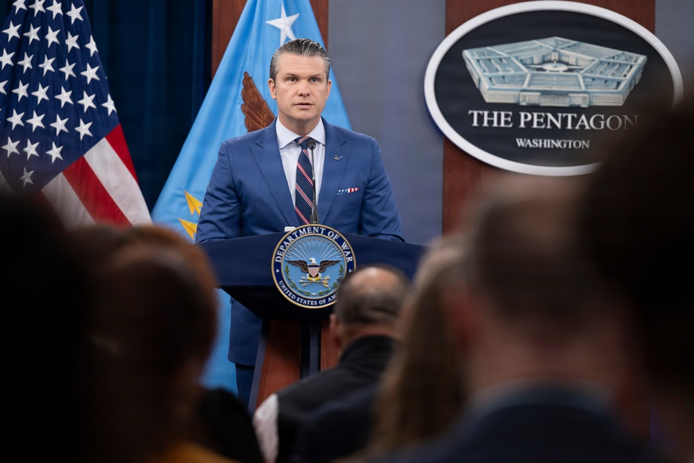 Pete Hegseth durante una conferenza stampa al Pentagono