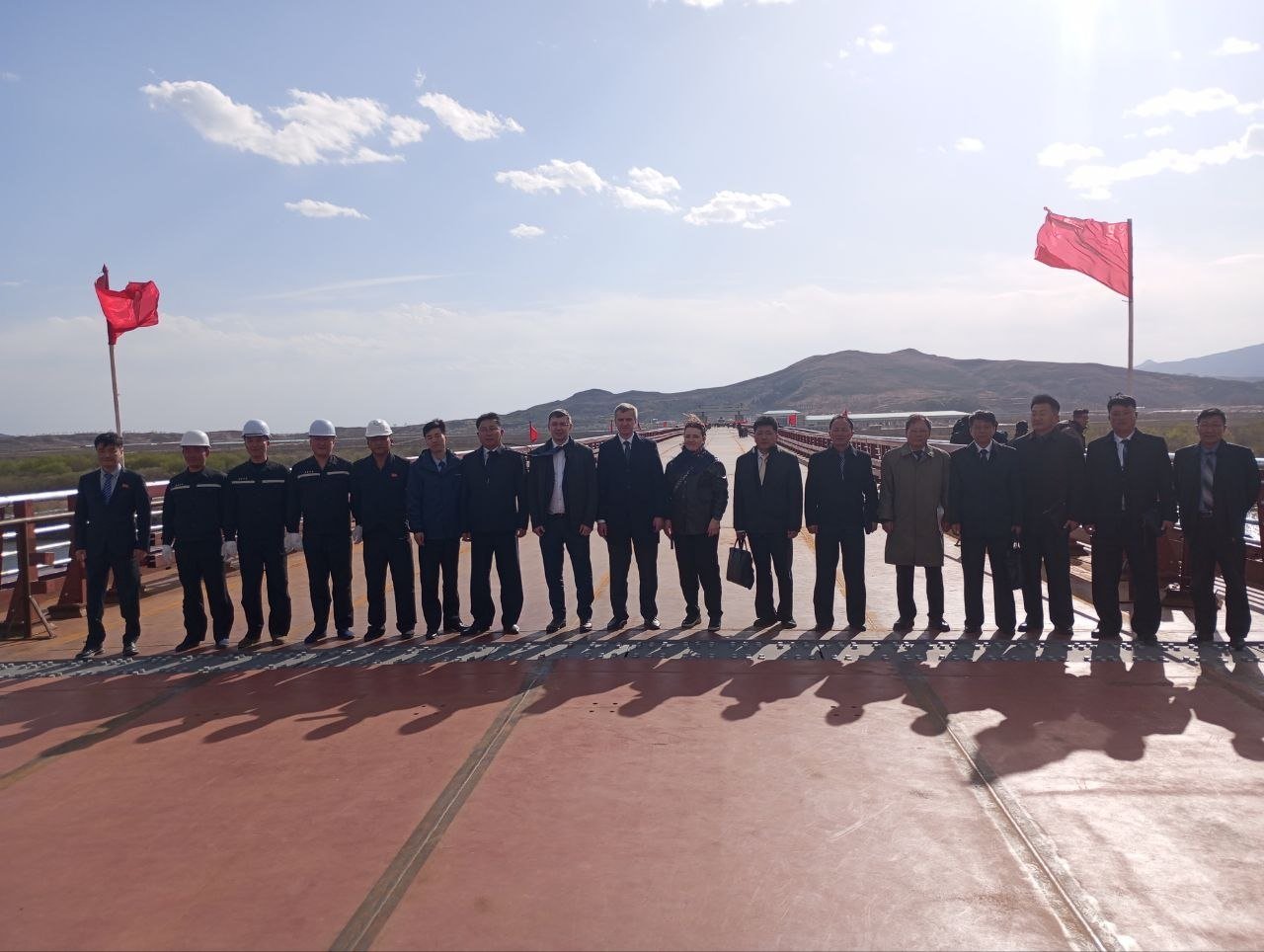Delegazioni russe e nordcoreane sul nuovo ponte stradale sul fiume Tumen