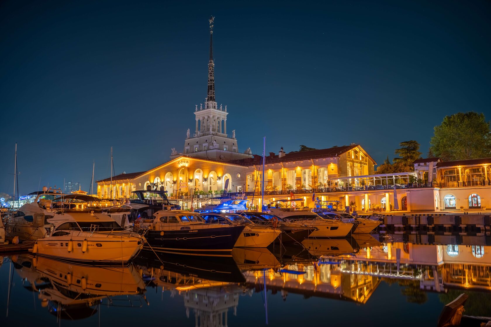 Il porto di Sochi illuminato di notte sul Mar Nero