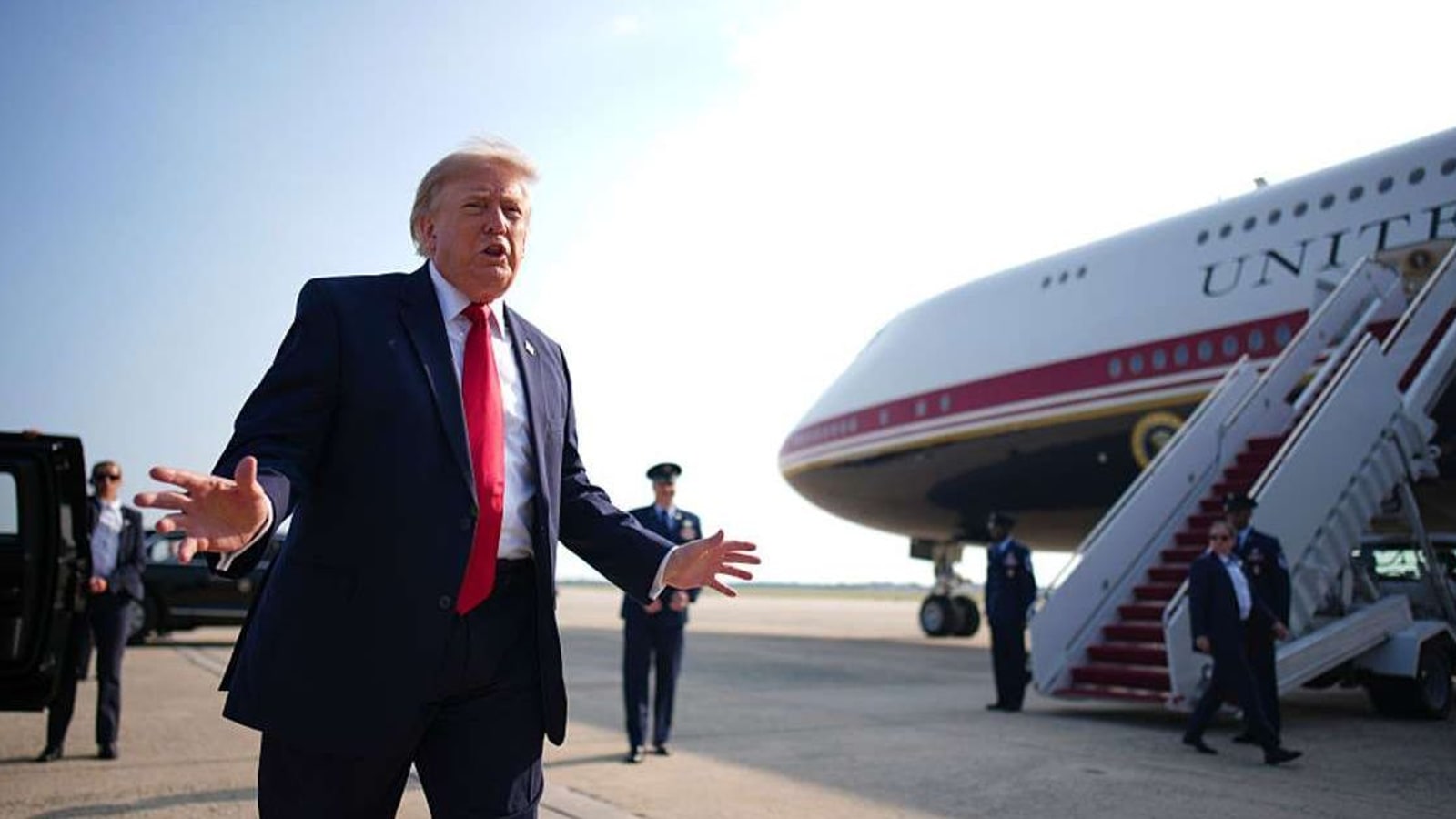 Donald Trump davanti a un aereo presidenziale statunitense