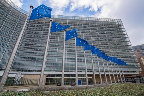 Bandiere dell’Unione europea davanti alla Commissione a Bruxelles